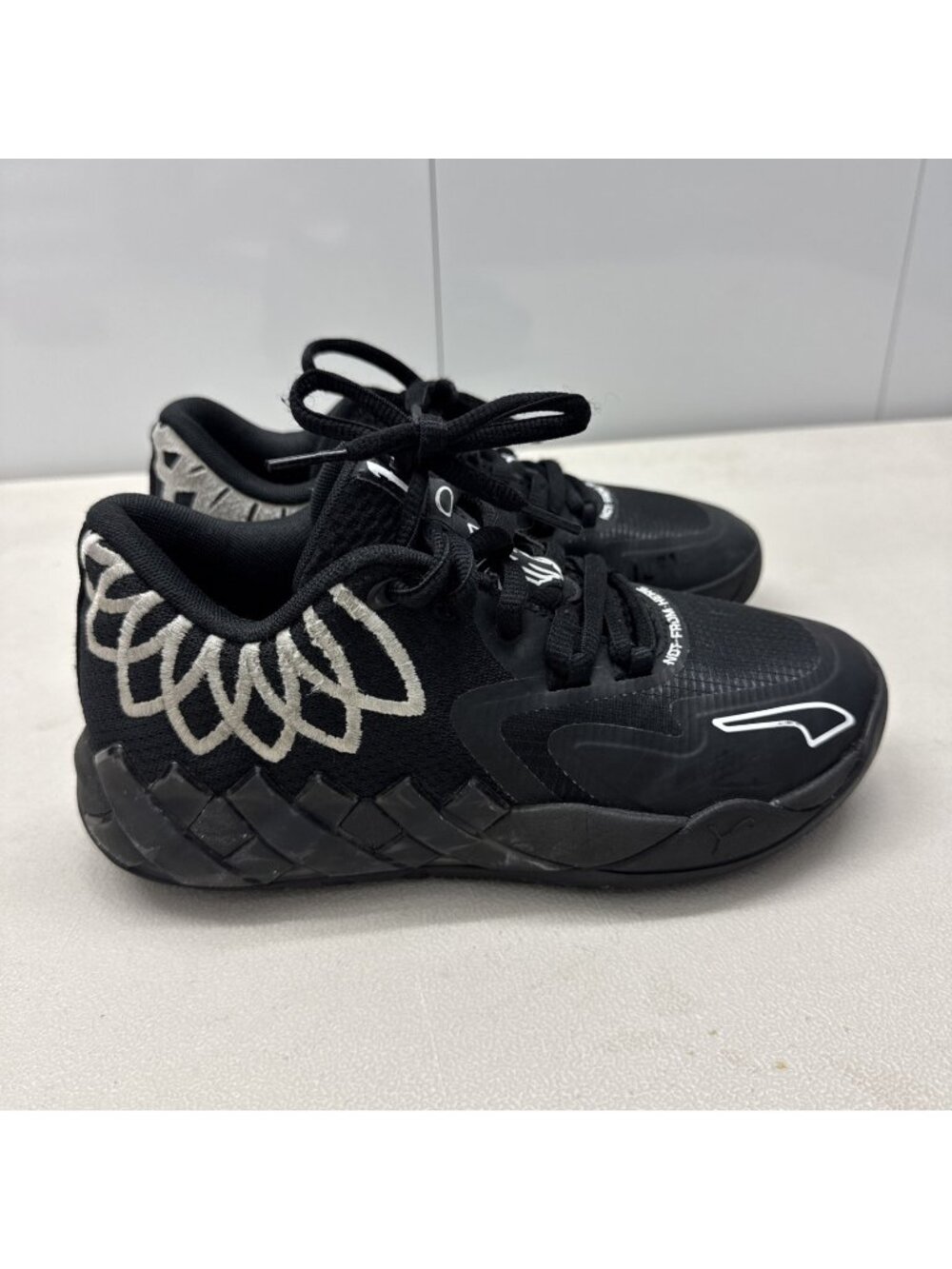 PUMA LaMelo Ball MB.01 Lo basketball kids SIZE 4.5 Black White sneakers shoes